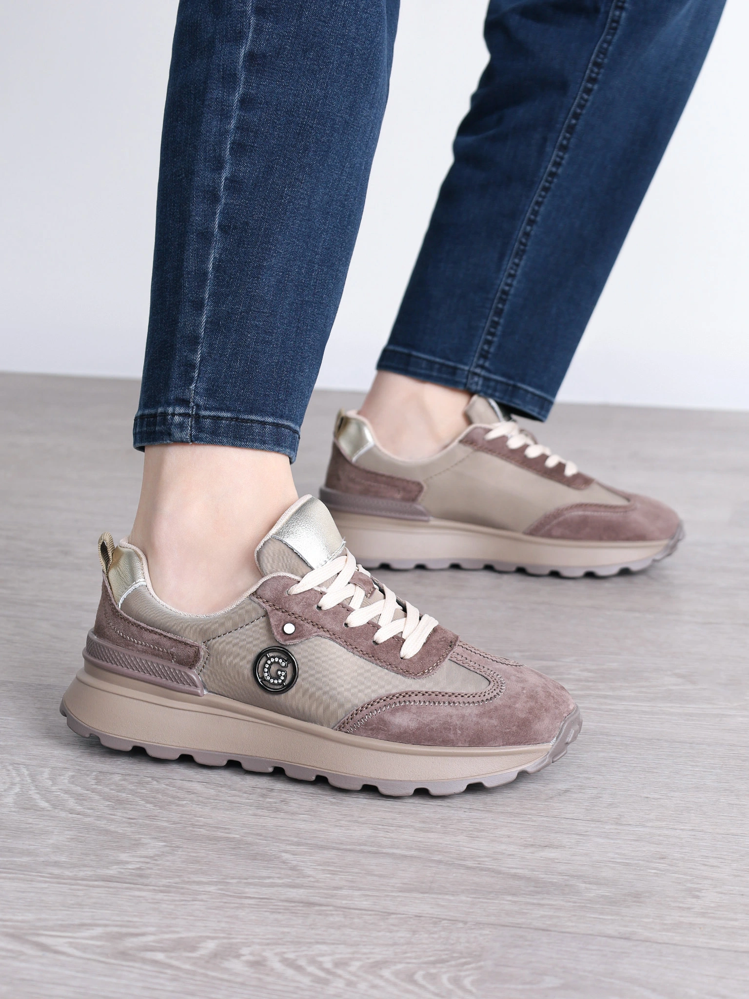 Кроссовки комбинированные коричневого цвета с рельефным протектором